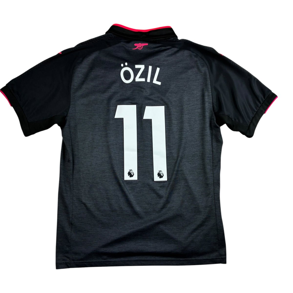 Arsenal 2017/18 kolmospaita, Özil #11